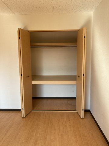 グッディハウスの収納|奥の洋室の収納は１間分あるのでたっぷり収納できます。