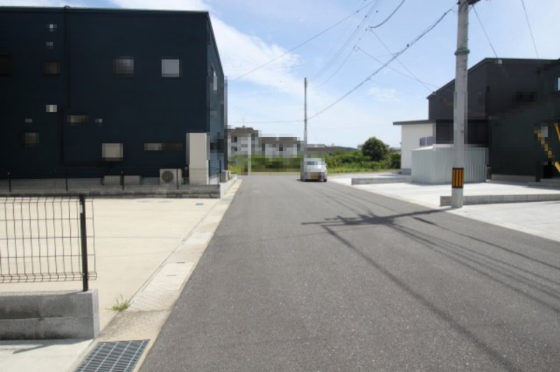 南国市元町　中古戸建　（築浅物件）の前面道路含む現地写真