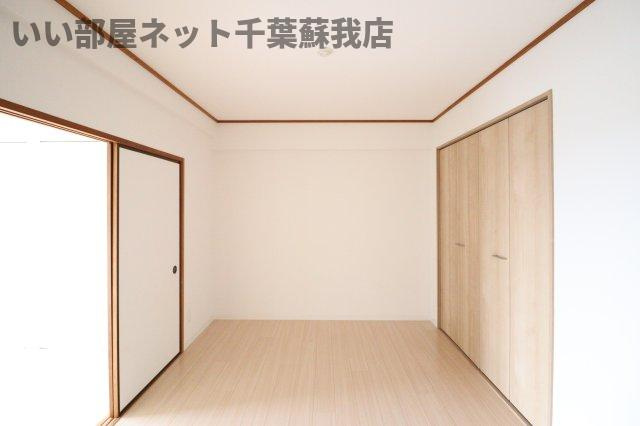 オーシャンビュー壱番館の洋室|落ち着いた色調の洋室です