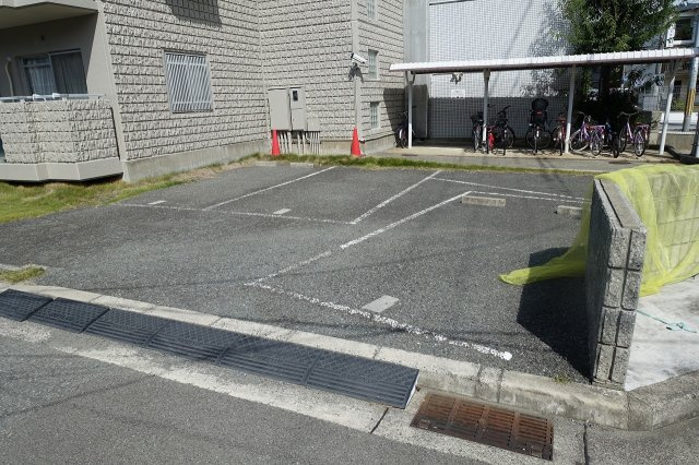 メゾンアイリスの駐車場