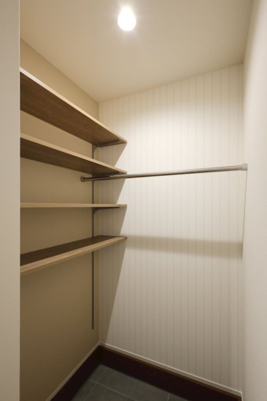 サンシティ沼館No.2の収納|玄関横のSICスペース。お荷物の大きさに合わせて棚の調整可能。