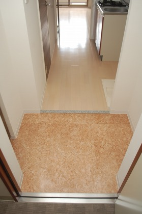 LUXE難波EASTの玄関