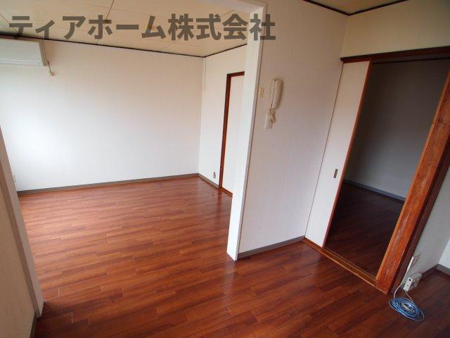 新和マンションの居間・リビング|こちらの居間で趣味の時間をお楽しみください