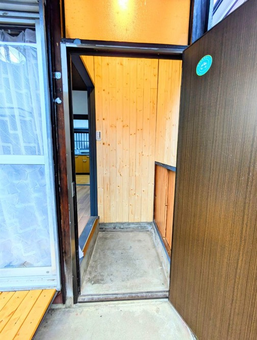 越谷市平方貸家の玄関