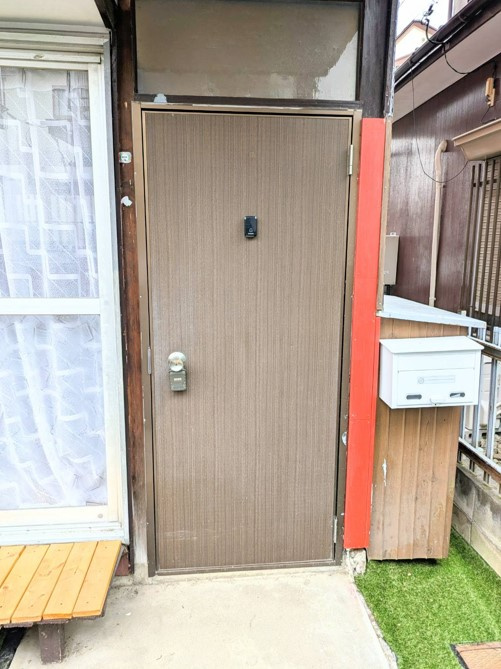 越谷市平方貸家の玄関