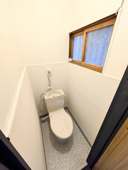 越谷市平方貸家のトイレ