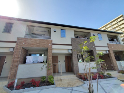 【外観】 | カーサ・クオーレ | 鮮やかな植栽がお洒落な物件です。