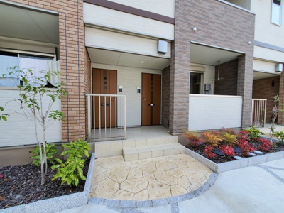 【エントランス】 | カーサ・クオーレ | 明るいエントランスです。