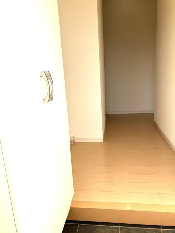 大容量のトール型玄関収納。散らかりがちな玄関もきれいに保てます