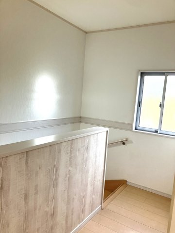 2階廊下。窓があり明るい日が差し込んできます。