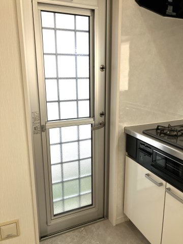 ゴミ出し、買い物帰り等キッチンから出入りできるのは便利ですね