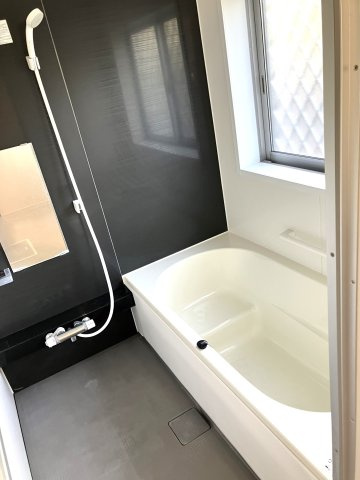 １階　１日の疲れを癒すユニットバス…柔らかな曲線で構成されたバスタブが心地よさをもたらします。スイッチひとつで湯張りや追い炊きができるオートバス機能付き給湯システム付です！