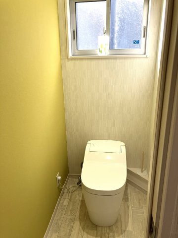 ２階　トイレ　
シンプルに清潔感のあるホワイト色。お掃除しやすいタンクレス。とても清潔にご使用いただけます。