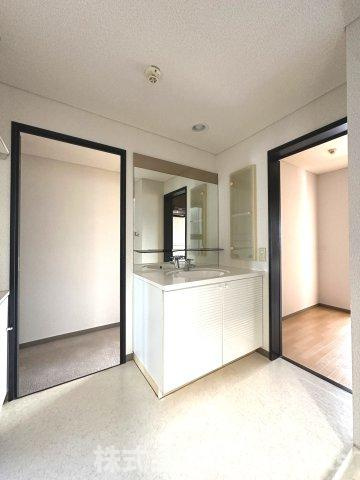 朝日プラザメルクマール眉山東の洗面所|ゆったりとスペースのある洗面所