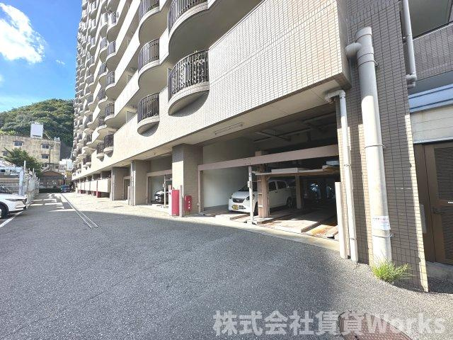 朝日プラザメルクマール眉山東の駐車場|車をお持ちの方に嬉しい駐車場付きの物件です