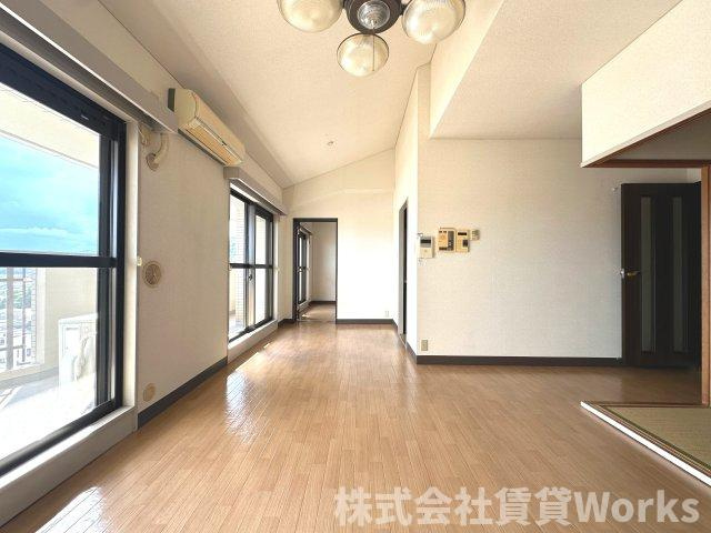 朝日プラザメルクマール眉山東の居間・リビング|こちらの居間で趣味の時間をお楽しみください