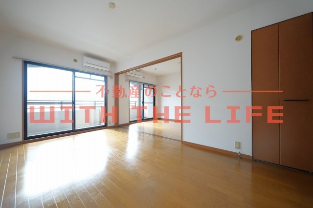 EKビル【キャッシュバック対象物件】の居間・リビング|ゆったり過ごせる居間です