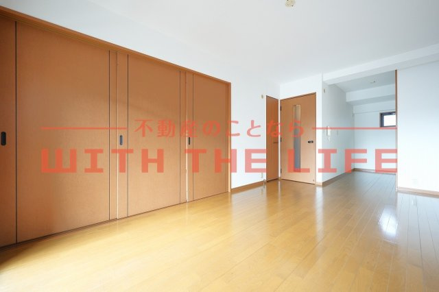 EKビル【キャッシュバック対象物件】の居間・リビング|こちらのリビングで趣味の時間をお楽しみください