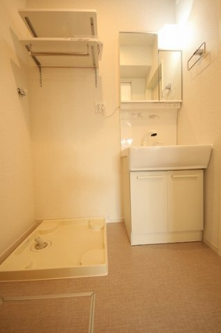 緑町3丁目アパートの洗面所|コンパクトで使いやすい洗面所