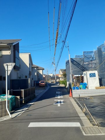 鴻巣市登戸の売地の前面道路含む現地写真|2024年11月8日撮影。南側道路です。対象物件は右側です。