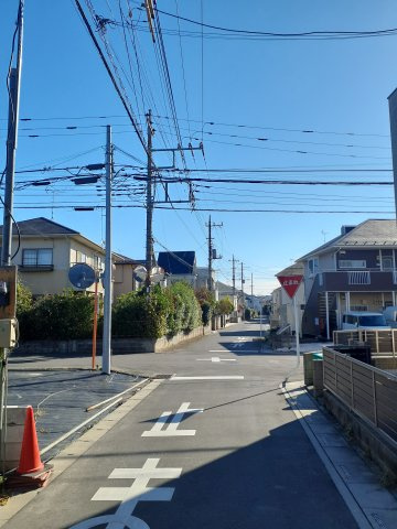 鴻巣市登戸の売地の前面道路含む現地写真|2024年11月8日撮影。南側道路です。対象物件は左側です。