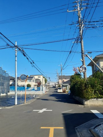 鴻巣市登戸の売地の前面道路含む現地写真|2024年11月8日撮影。東側道路です。対象物件は左側です。