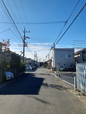 鴻巣市登戸の売地の前面道路含む現地写真|2024年11月8日撮影。東側道路です。対象物件は右側です。