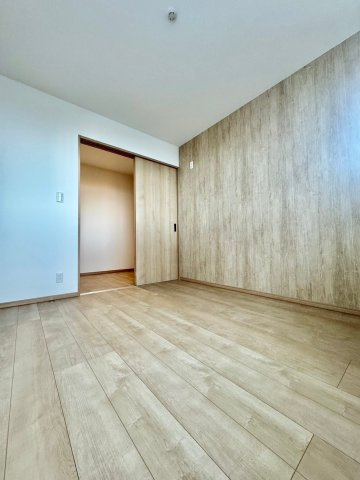 米崎町　新築戸建ての洋室|【同社施工例】※類似同仕様です。開口部のデザインや位置等のデザインが異なります。