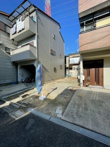 米崎町　新築戸建ての前面道路含む現地写真