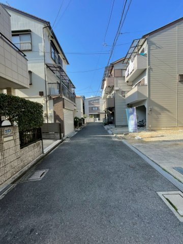 米崎町　新築戸建ての前面道路含む現地写真
