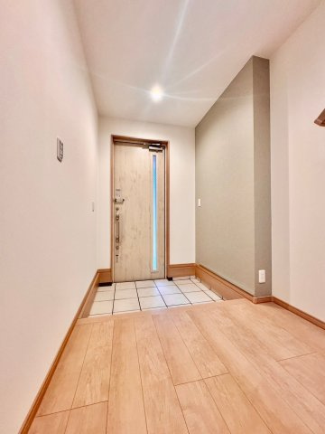 米崎町　新築戸建ての玄関|【同社施工例】※類似同仕様です。開口部のデザインや位置等のデザインが異なります。