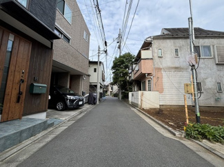 【前面道路含む現地写真】 | 南側前面4.0ｍ道路は、車の通行量も少なく小さなお子様にも安心の立地です。