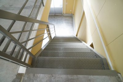 【その他共用部分】 | 笹目４丁目貸店舗 | ２階～１階への階段　