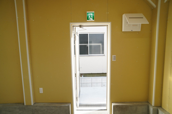 【玄関】 | 笹目４丁目貸店舗 | １階　勝手口　誘導灯設置済