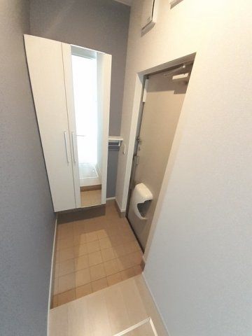 ファイン　ジニア　Ｂの玄関|明るい玄関です