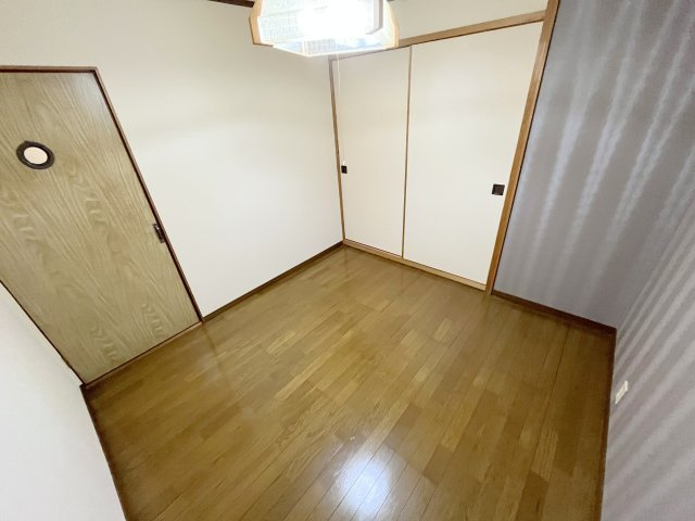 南田原町貸家の洋室