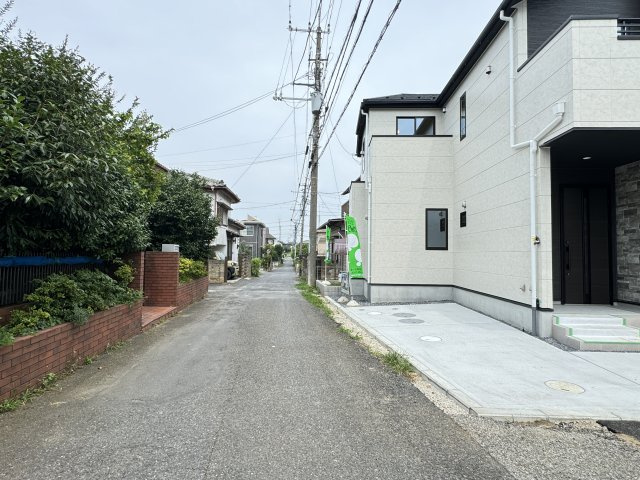 鎌ケ谷市南初富４丁目新築戸建【鎌ケ谷小学校：9分】の前面道路含む現地写真|南西側前面道路