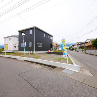 【前面道路含む現地写真】 | 北東角地でとてもすっきりとした区画の新築戸建