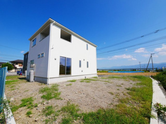 【外観】 | 駐車場以外に広いお庭付き　自由にご活用ください。