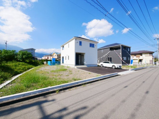 【前面道路含む現地写真】 | シンプルで飽きのこない外観が自慢