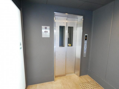 【エントランス】 | フラッティ京都十条 | エレベーターあり