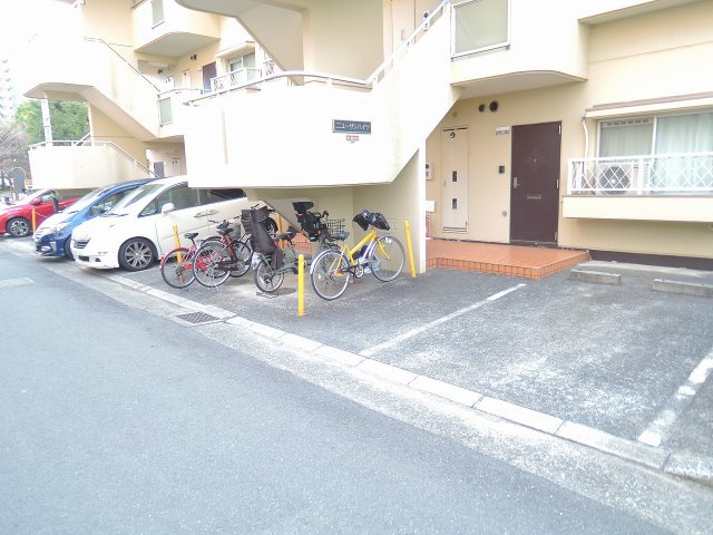 ニューサンハイツの駐車場