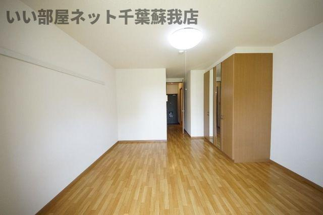 エクセルハイムＢの居間・リビング|ゆったり過ごせる洋室です