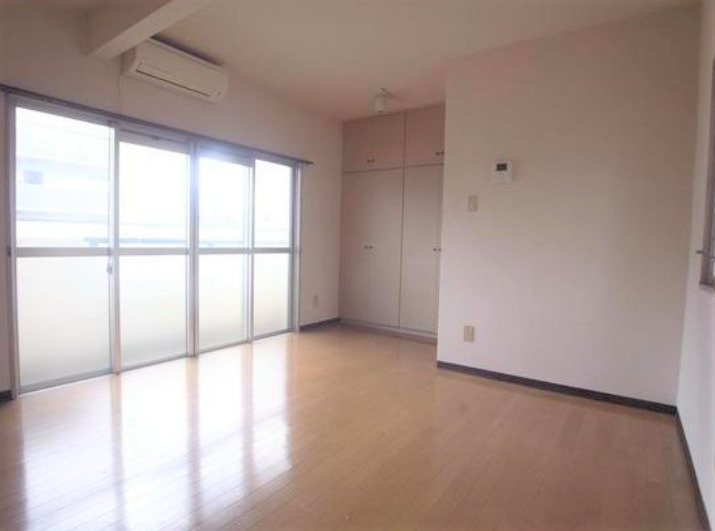 ガーデンヒルズマリア前の居間・リビング|こちらの居間で趣味の時間をお楽しみください