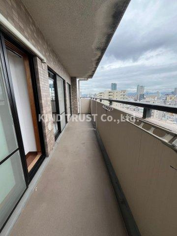 ライオンズマンション梅田中崎町のバルコニー|外からの目が気にならないバルコニーで洗濯物が干せます