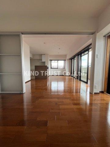 ライオンズマンション梅田中崎町の居間・リビング|こちらのリビングで趣味の時間をお楽しみください