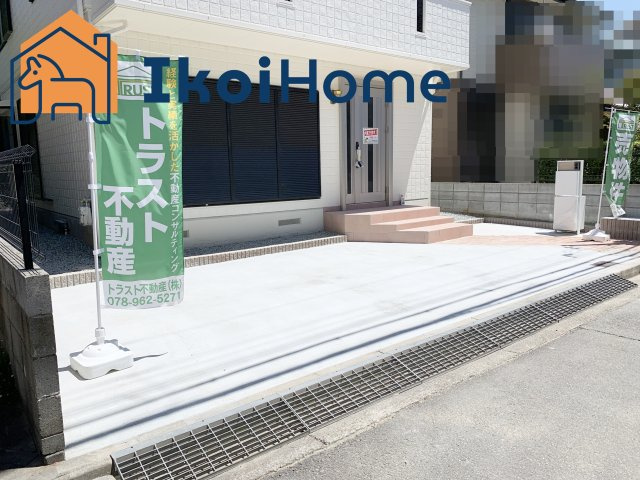 明石市朝霧南町3丁目　中古戸建の駐車場|前面道路は6M幅で広々しています。駐車がし易く、車の対面のすれ違いも楽にできます。