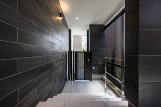 【エントランス】 | ゲストにも自慢できる高級感あるエントランス
2024年9月30日撮影