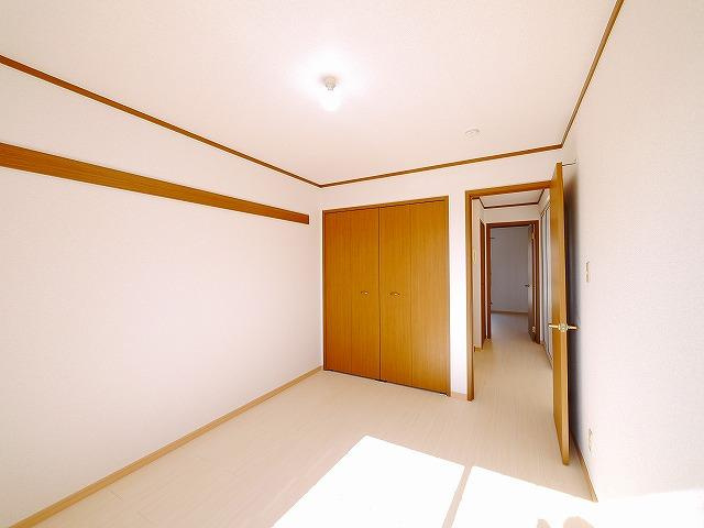 フォンテーヌ　Ｎ－Ⅱの収納|明るい洋室です