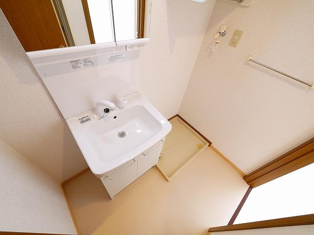 フォンテーヌ　Ｎ－Ⅱの洗面所|ゆったりとスペースのある洗面所